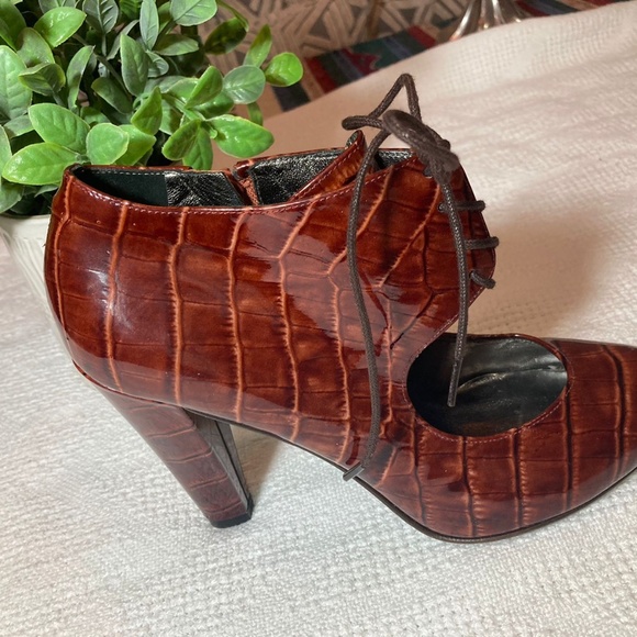 MARC BY MARC JACOBS Patent Leather Printed Pumps - Picture 6 of 11